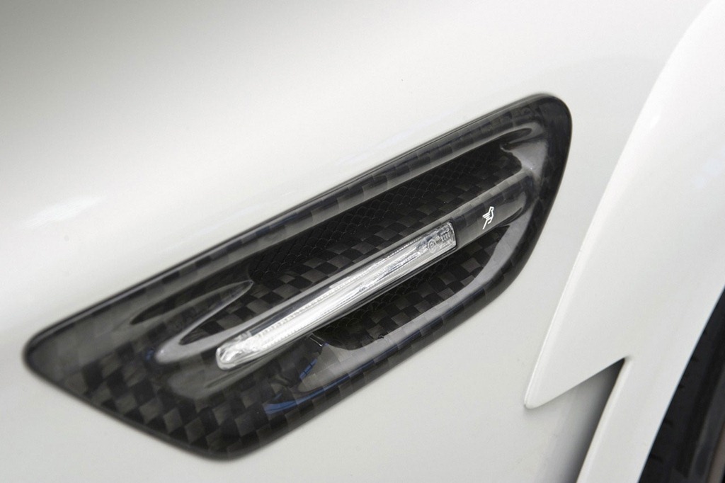 2012-Hamann-BMW-M5-F10M-exterior-right-side-sign-light-carbon-cover-details.jpg